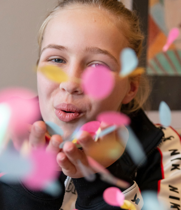 leerling met confetti